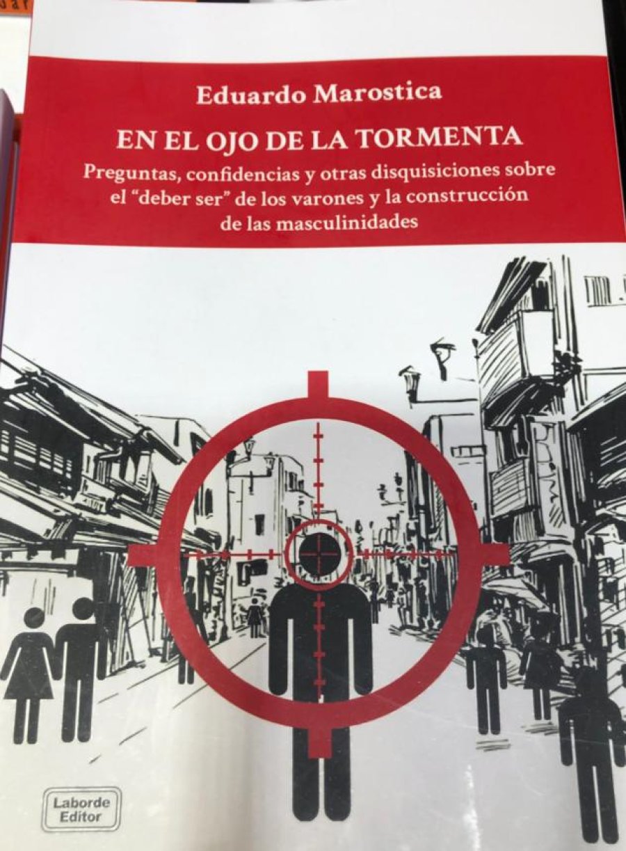 En el ojo de la tormenta» es un libro en el que el autor se </p><p>
ha expuesto en la lógica de su propio devenir varón. Un autor implicado en laescritura. En esa implicación, ha ido rastreando y exponiendo las marcasque lo llevaron a la construcción de su masculinidad
