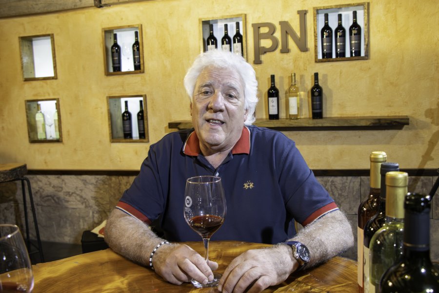 La bodega es atendida por du dueño