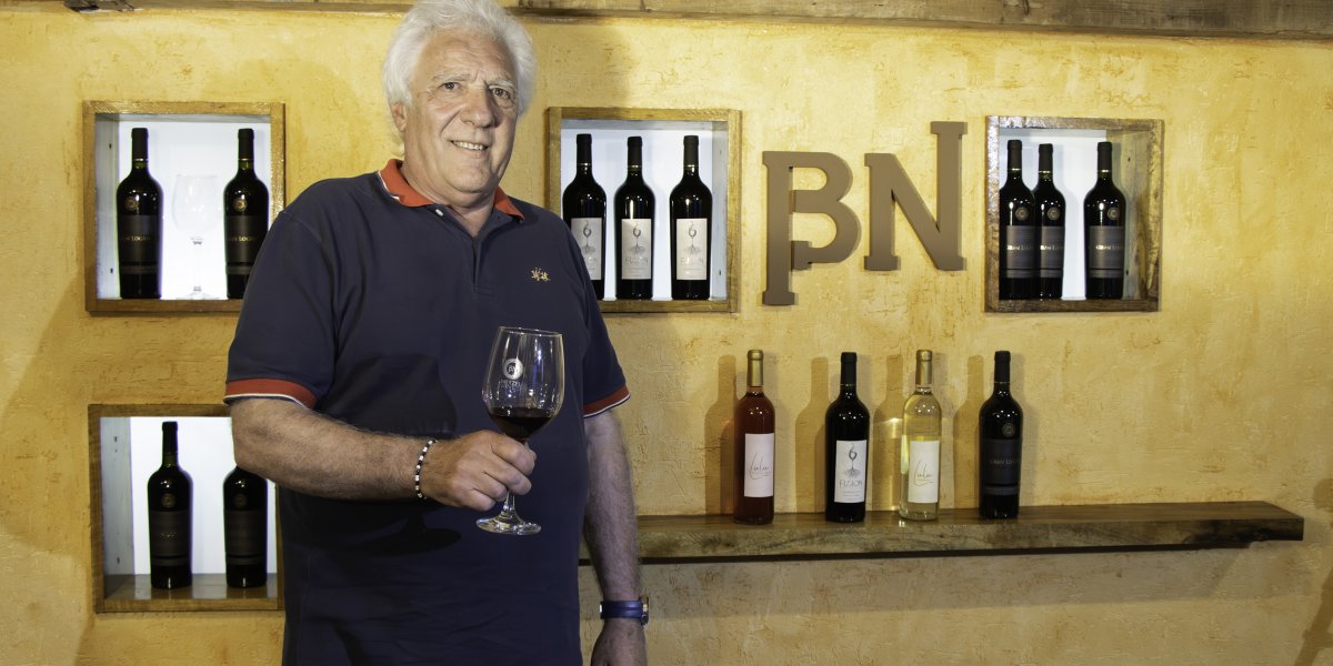 Anibal , dueño de la bodega Anibal , dueño de la bodega