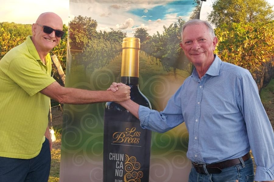 Junto al propietario de la bodega Las Breas