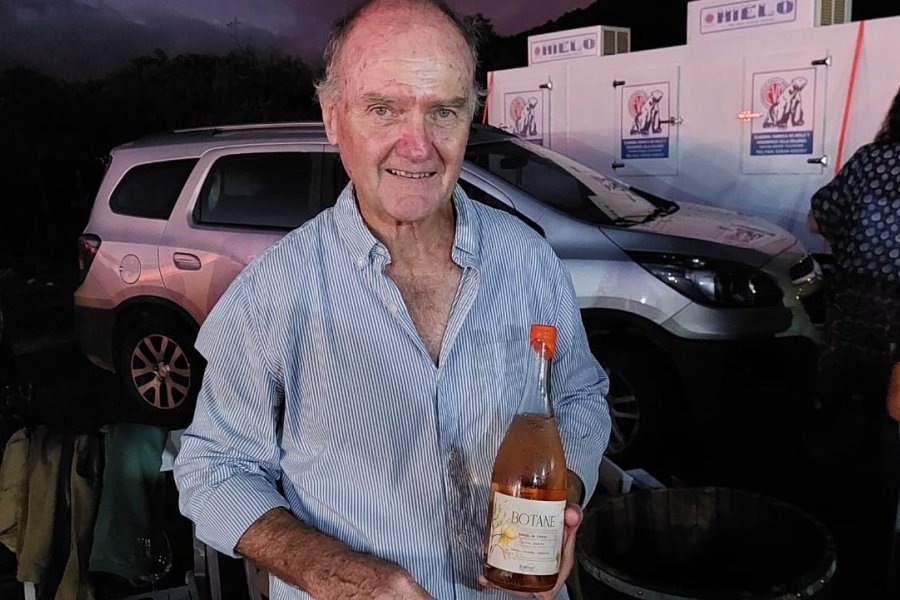 Kirton junto a su vino Botane rosado.