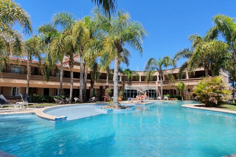 La pileta exterior es amplia y confortable.